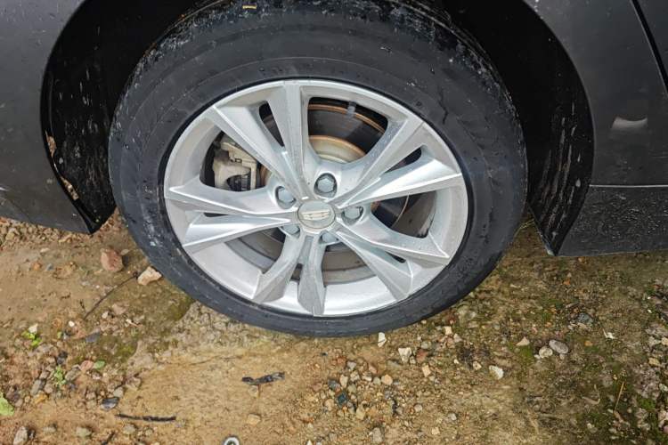 Used Geely Auto Emgrand GT 2020 1.8T Flagship Edition Right Rear Wheel Hub