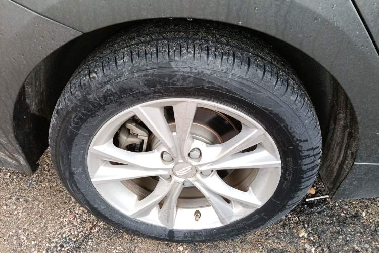 Used Geely Auto Emgrand GT 2020 1.8T Flagship Edition Right Rear Wheel Hub