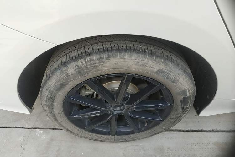 Used Geely Auto Emgrand GT 2021 1.8T Flagship Edition+ Right Rear Wheel Hub