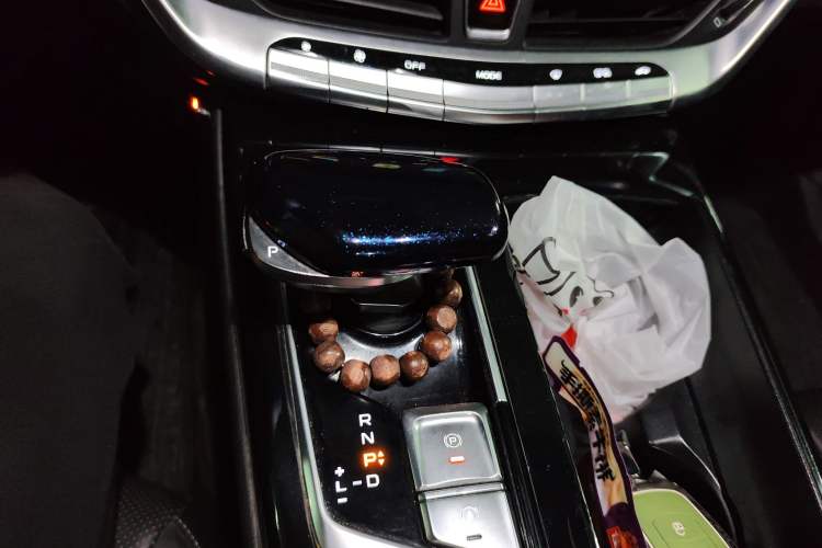 Used Geely Auto Emgrand GT New Energy 2018 1.5T PHEV Yaoxiang Edition Gear Lever