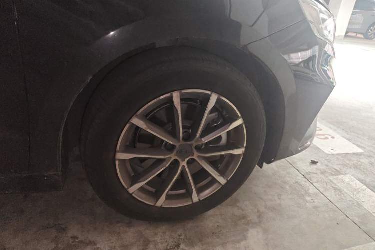 Used Geely Auto Emgrand GT New Energy 2022 1.5T PHEV Extended Range Prestige Version Right Front Wheel Hub