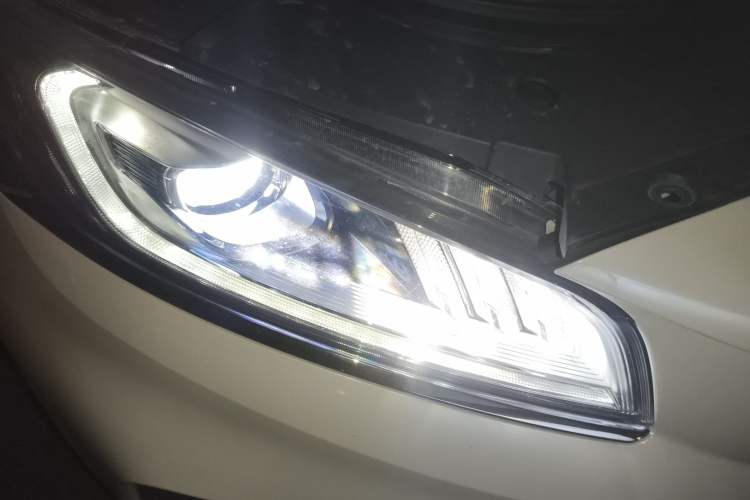 Used Geely Auto Emgrand GT New Energy 2022 1.5T PHEV Extended Range Prestige Version Right Front Headlight