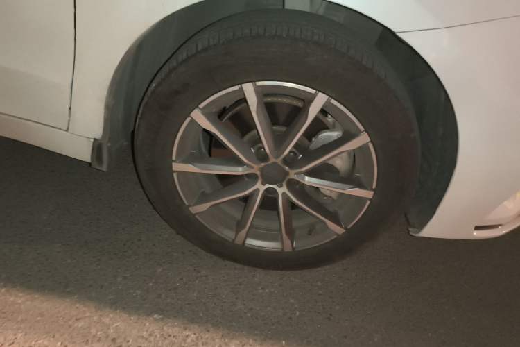 Used Geely Auto Emgrand GT New Energy 2022 1.5T PHEV Extended Range Prestige Version Right Front Wheel Hub