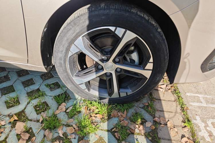 Used Geely Auto Emgrand L 2022 1.4T CVT Flagship Edition Right Front Wheel Hub