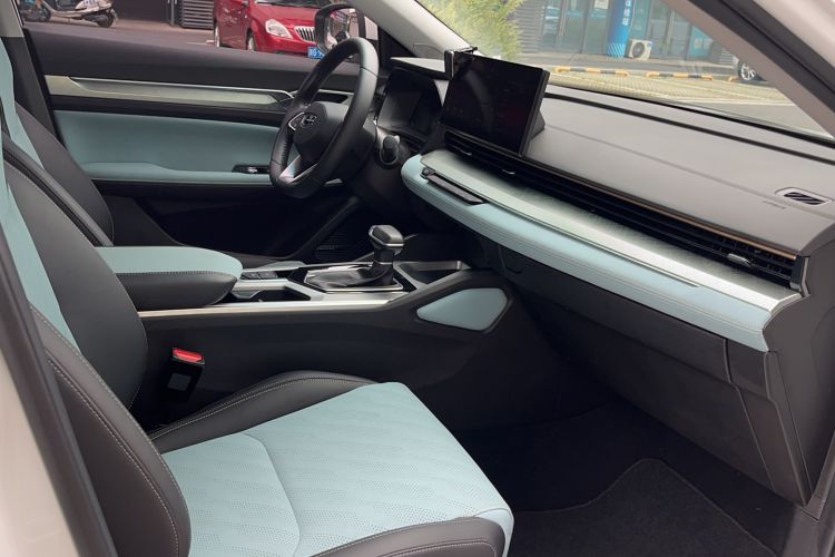 Used Geely Auto Emgrand L 2022 1.4T CVT Ultimate Model Interior 3