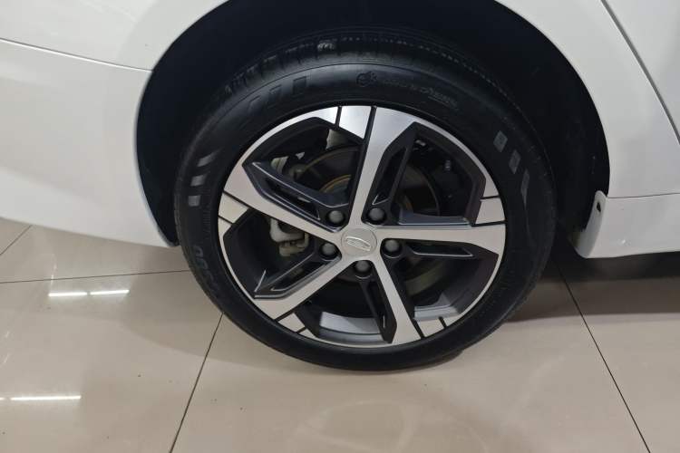 Used Geely Auto Emgrand L 2022 1.4T CVT Flagship Edition Right Rear Wheel Hub