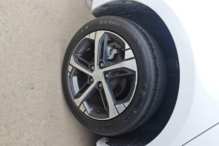 Used Geely Auto Emgrand L 2022 1.4T CVT Flagship Edition Right Rear Wheel Hub