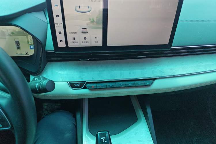 Used Geely Auto Emgrand L HiP 2022 1.5TD-DHT Pro 100KM Super Rui Audio And AC Panel