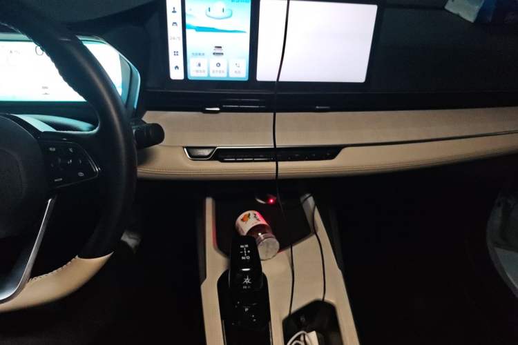 Used Geely Auto Emgrand L HiP 2022 1.5TD-DHT Pro 100KM Super Rui Audio And AC Panel