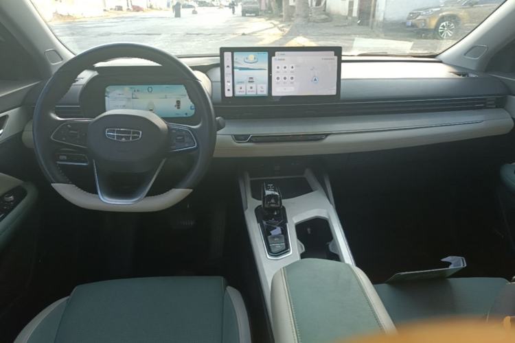 Used Geely Auto Emgrand L HiP 2022 1.5TD-DHT Pro 100KM Super Rui Center Console