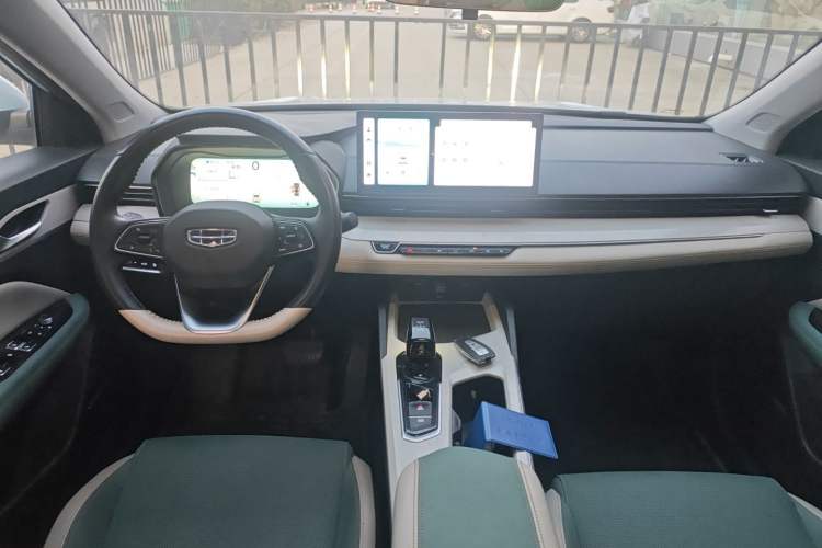 Used Geely Auto Emgrand L HiP 2022 1.5TD-DHT Pro 100KM Super Swift Center Console