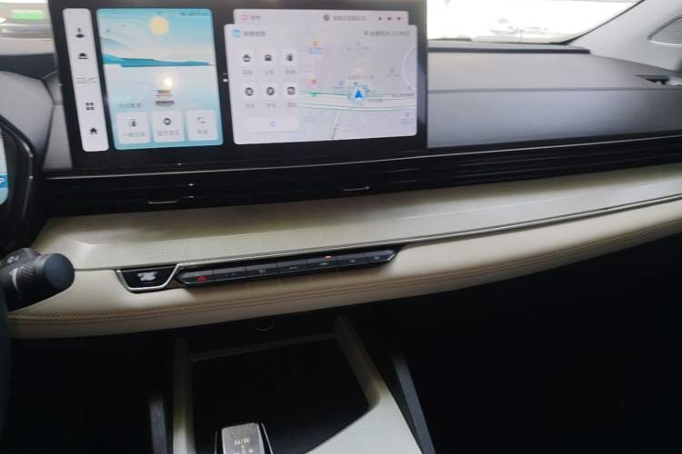Used Geely Auto Emgrand L HiP 2022 1.5TD-DHT Pro 100KM Super Swift Audio And AC Panel