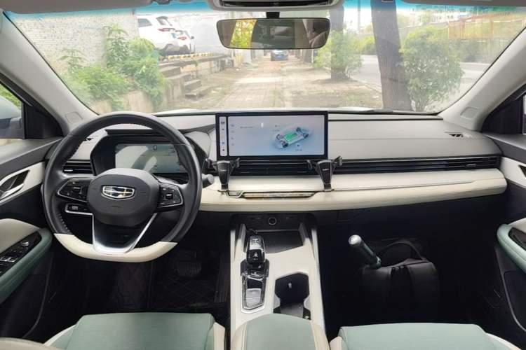 Used Geely Auto Emgrand L HiP 2022 1.5TD-DHT Pro 100KM Super Swift Center Console