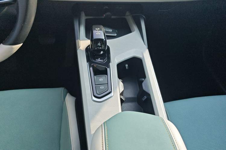 Used Geely Auto Emgrand L HiP 2022 1.5TD-DHT Pro 100KM Super Swift Gear Lever