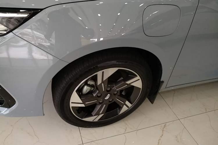 Used Geely Auto Emgrand L HiP 2022 1.5TD-DHT Pro 100KM Super Swift Left Front Wheel Hub