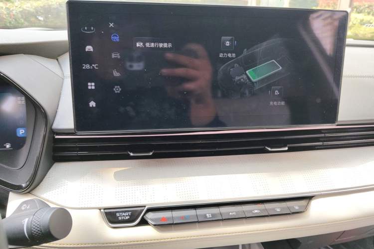 Used Geely Auto Emgrand L HiP 2022 1.5TD-DHT Pro 100KM Super Swift Audio And AC Panel