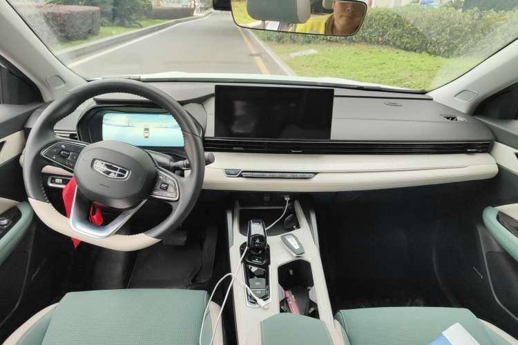Used Geely Auto Emgrand L HiP 2022 1.5TD-DHT Pro 100KM Super Rui Center Console
