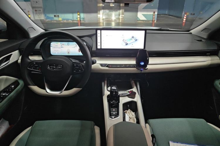 Used Geely Auto Emgrand L HiP 2022 1.5TD-DHT Pro 100KM Super Rui Center Console