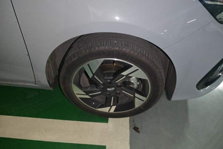Used Geely Auto Emgrand L HiP 2022 1.5TD-DHT Pro 100KM Super Swift Right Front Wheel Hub