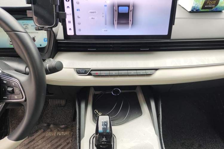 Used Geely Auto Emgrand L HiP 2022 1.5TD-DHT Pro 100KM Super Rui Audio And AC Panel