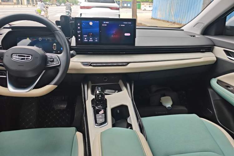 Used Geely Auto Emgrand L HiP 2022 1.5TD-DHT Pro 100KM Super Rui Audio And AC Panel