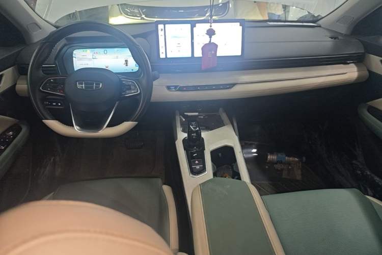Used Geely Auto Emgrand L HiP 2022 1.5TD-DHT Pro 100KM Super Rui Center Console