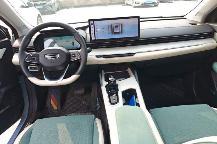 Used Geely Auto Emgrand L HiP 2022 1.5TD-DHT Pro 100KM Super Rui Center Console