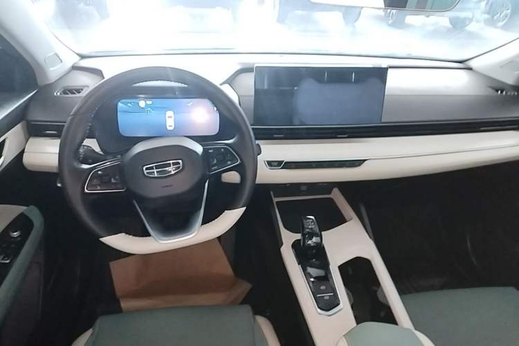 Used Geely Auto Emgrand L HiP 2022 1.5TD-DHT Pro 100KM Super Rui Center Console