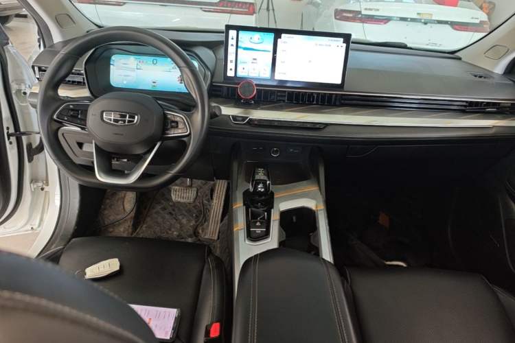 Used Geely Auto Emgrand L HiP 2022 1.5TD-DHT Pro 100KM Super Clean Center Console
