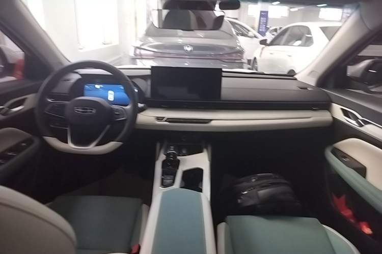 Used Geely Auto Emgrand L HiP 2022 1.5TD-DHT Pro 100KM Super Rui Center Console
