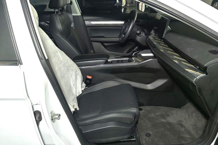 Used Geely Auto Emgrand L HiP 2022 1.5TD-DHT Pro 100KM Super Clean Interior 3
