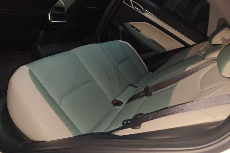 Used Geely Auto Emgrand L HiP 2022 1.5TD-DHT Pro 100KM Super Swift Left Rear Seat