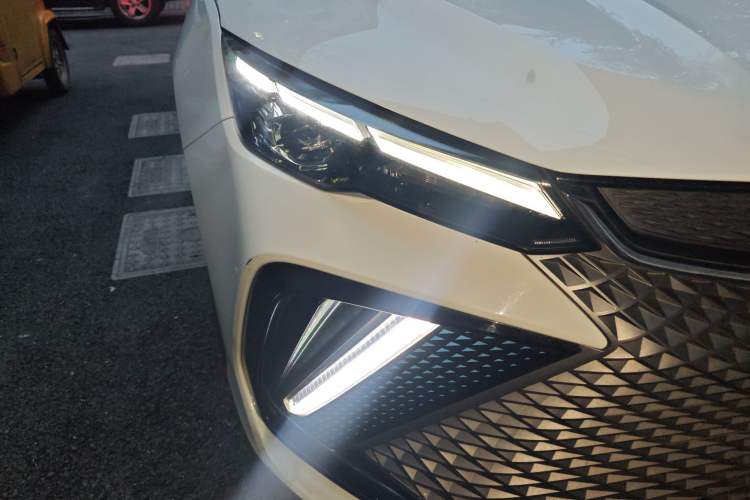 Used Geely Auto Emgrand L HiP 2022 1.5TD-DHT Pro 100KM Super Swift Right Front Headlight