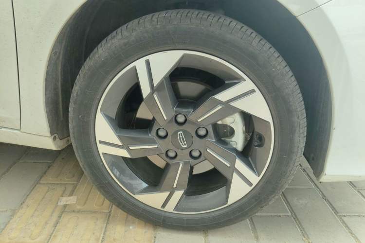 Used Geely Auto Emgrand L HiP 2022 1.5TD-DHT Pro 100KM Super Swift Right Front Wheel Hub