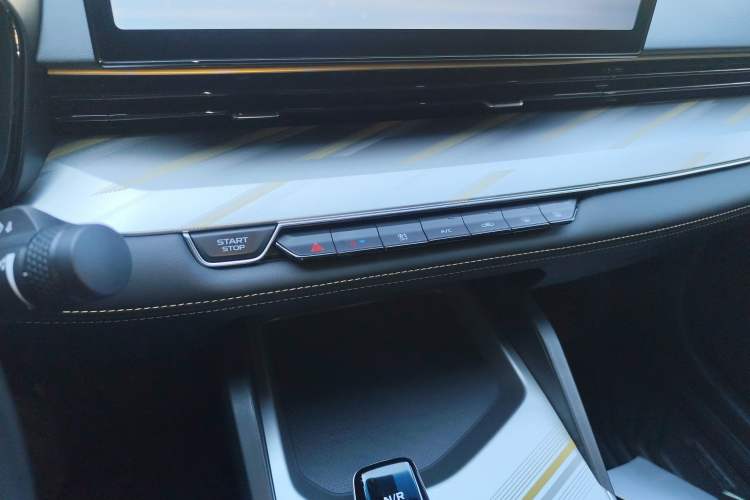 Used Geely Auto Emgrand L HiP 2024 Longteng Edition 1.5TD-DHT Pro 100KM Superior Model Audio And AC Panel