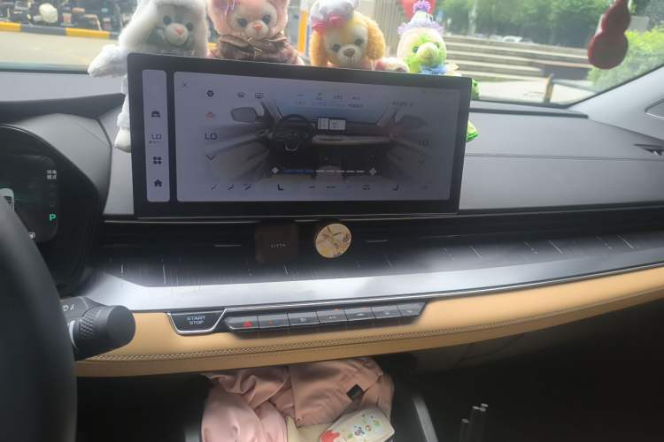 Used Geely Auto Emgrand L HiP 2024 Longteng Edition 1.5TD-DHT Pro 100KM Excellence Model Audio And AC Panel