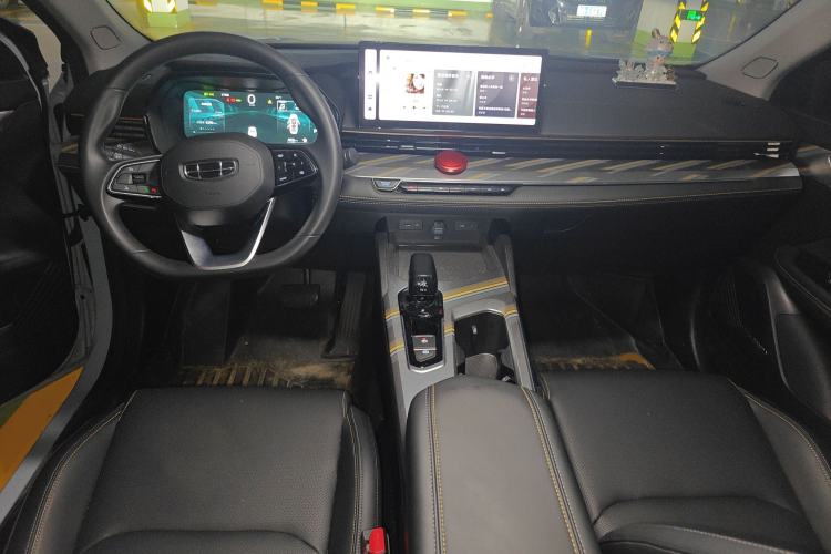 Used Geely Auto Emgrand L HiP 2024 Champion Edition 1.5TD-DHT Pro 100KM Superior Model Center Console