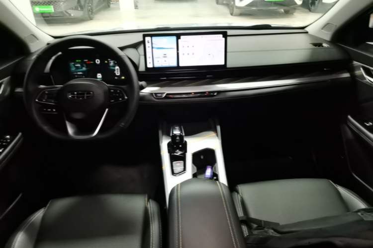 Used Geely Auto Emgrand L HiP 2024 Longteng Edition 1.5TD-DHT Pro 100KM Superior Model Center Console