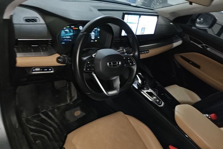 Used Geely Auto Emgrand L HiP 2024 Champion Edition 1.5TD-DHT Pro 100KM Excellence Model Center Console
