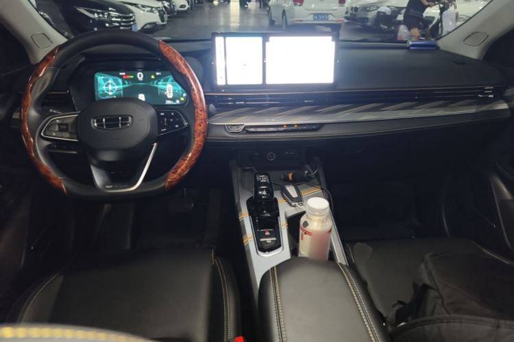 Used Geely Auto Emgrand L HiP 2024 Champion Edition 1.5TD-DHT Pro 100KM Superior Model Center Console