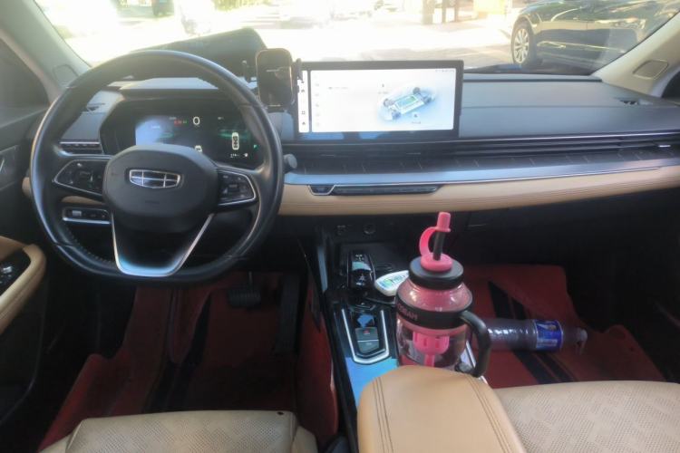 Used Geely Auto Emgrand L HiP 2024 Champion Edition 1.5TD-DHT Pro 100KM Excellence Model Center Console