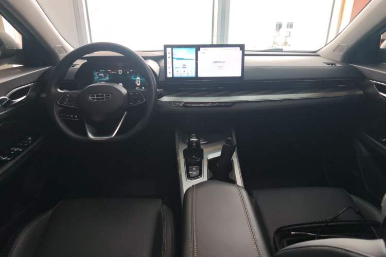 Used Geely Auto Emgrand L HiP 2024 Champion Edition 1.5TD-DHT Pro 100KM Superior Model Center Console
