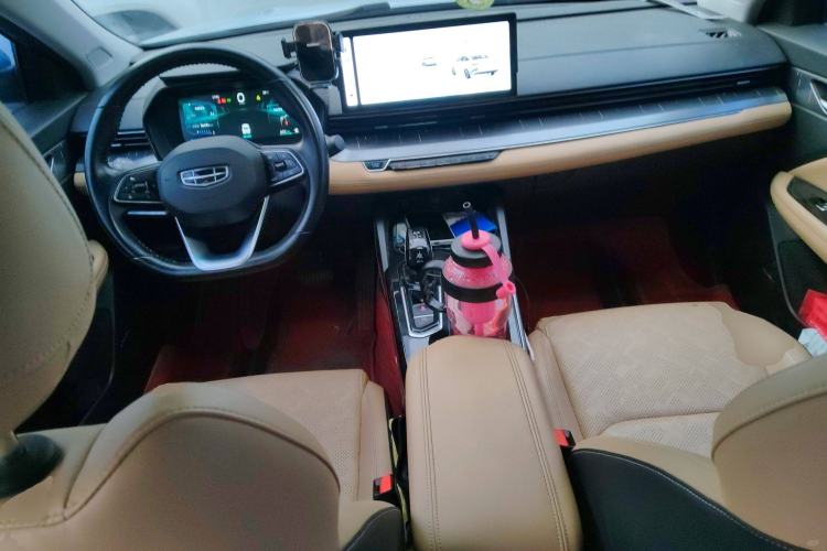 Used Geely Auto Emgrand L HiP 2024 Champion Edition 1.5TD-DHT Pro 100KM Excellence Model Center Console