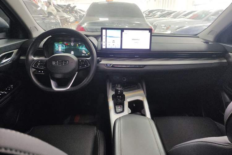 Used Geely Auto Emgrand L HiP 2024 Longteng Edition 1.5TD-DHT Pro 100KM Superior Model Center Console