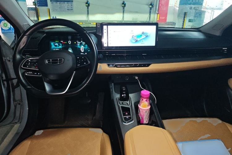 Used Geely Auto Emgrand L HiP 2024 Champion Edition 1.5TD-DHT Pro 100KM Excellence Model Center Console