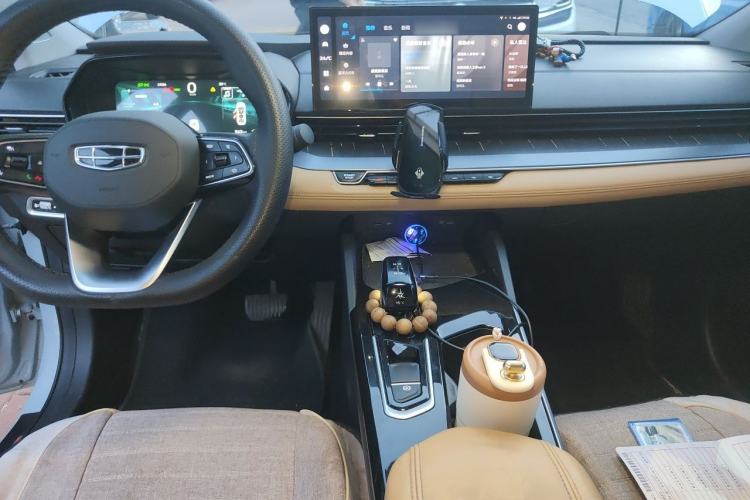 Used Geely Auto Emgrand L HiP 2024 Champion Edition 1.5TD-DHT Pro 100KM Excellence Model Center Console