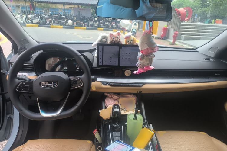 Used Geely Auto Emgrand L HiP 2024 Longteng Edition 1.5TD-DHT Pro 100KM Excellence Model Center Console