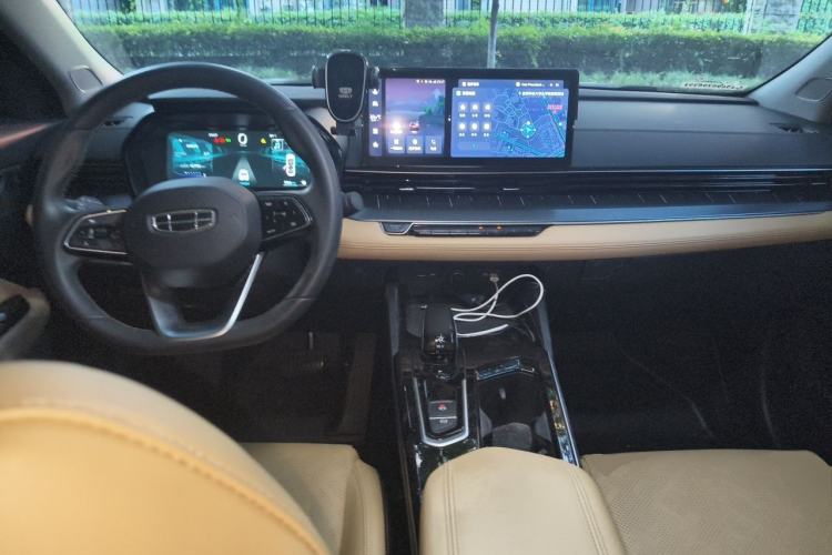 Used Geely Auto Emgrand L HiP 2024 Longteng Edition 1.5TD-DHT Pro 100KM Excellence Model Center Console