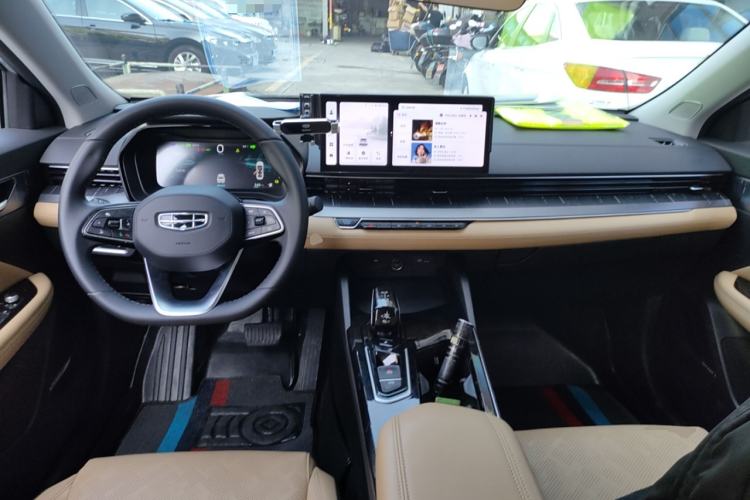 Used Geely Auto Emgrand L HiP 2024 Champion Edition 1.5TD-DHT Pro 100KM Excellence Model Center Console