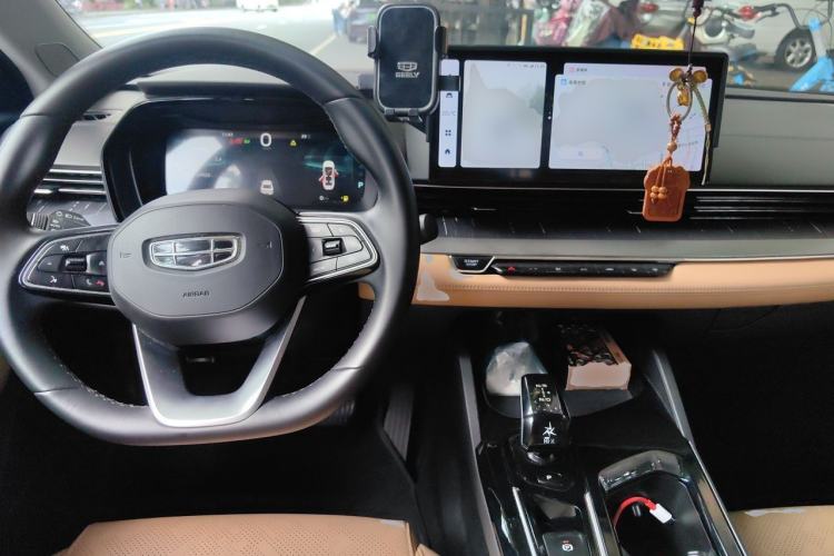 Used Geely Auto Emgrand L HiP 2024 Longteng Edition 1.5TD-DHT Pro 100KM Excellence Model Center Console